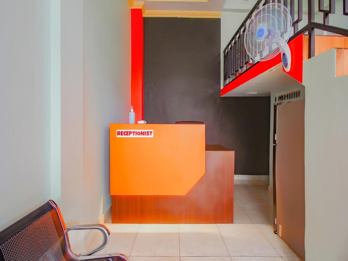 Oyo 90063 Silver Homestay Syariah Perabumulih Exterior photo